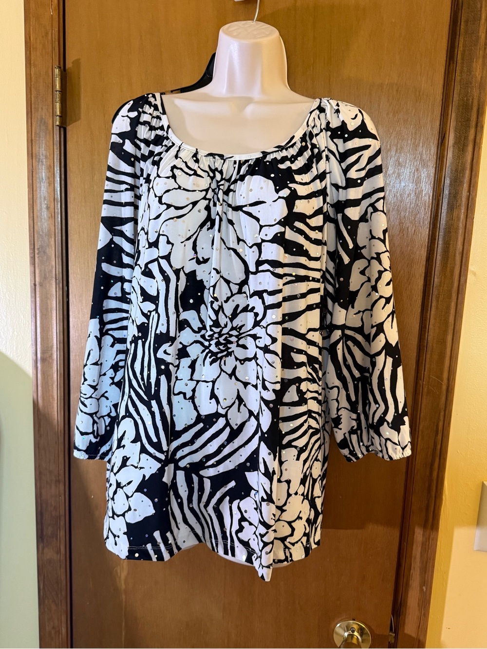 Women's Black & White Floral Scoop-Neck Blouse